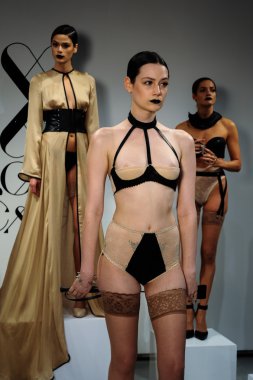 Aşk kafes bahar 2015 iç çamaşırı sunu sırasında modelleri seksi poz