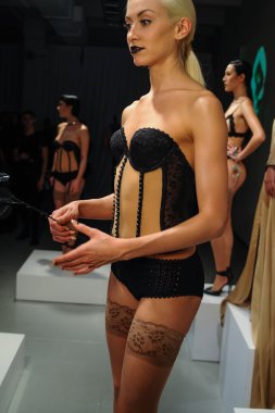 Aşk kafes bahar 2015 iç çamaşırı sunu sırasında modelleri seksi poz