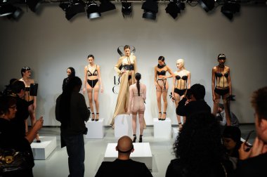 Aşk kafes bahar 2015 iç çamaşırı sunu sırasında modelleri seksi poz