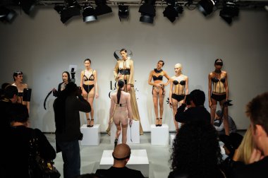 Aşk kafes bahar 2015 iç çamaşırı sunu sırasında modelleri seksi poz