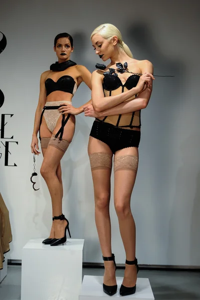 Liefde kooi voorjaar 2015 lingerie presentatie — Stockfoto