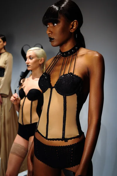 Models pose sexy during Love Cage Spring 2015 lingerie presentation — Stock Photo, Image