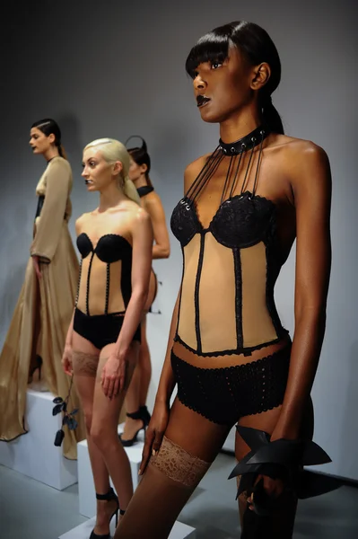 Models pose sexy during Love Cage Spring 2015 lingerie presentation — Stock Photo, Image