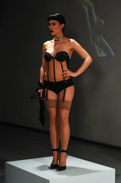Liefde kooi voorjaar 2015 lingerie presentatie — Stockfoto