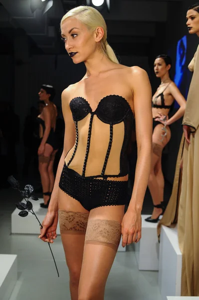 Моделі представляють сексуальний під час презентації нижньої білизни любов клітці весна 2015 — стокове фото