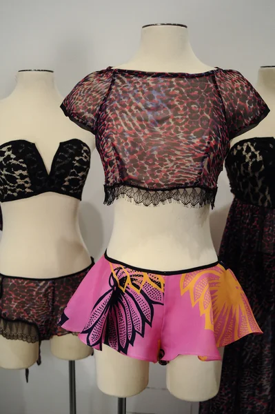 Образцы нижнего белья на манекенах во время презентации нижнего белья весной 2015 года — стоковое фото