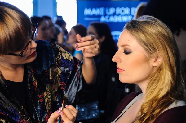 Models getting ready backstage with makeup and hair during Made in the USA Spring 2015 lingerie showcase preparations — Stock Photo, Image