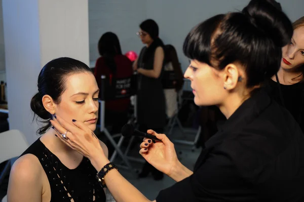 Modele dostawanie gotowy za kulisami z włosów i makijażu podczas wykonane w Usa wiosną 2015 bielizna Prezentacja preparatów — Zdjęcie stockowe