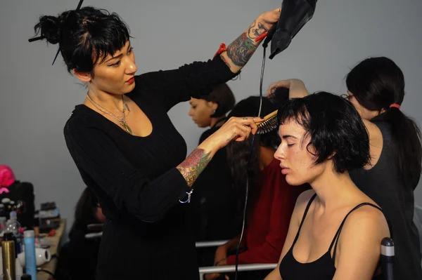 Modelos preparándose tras bastidores con maquillaje y pelo durante Made in the USA Primavera 2015 lencería escaparate preparativos —  Fotos de Stock