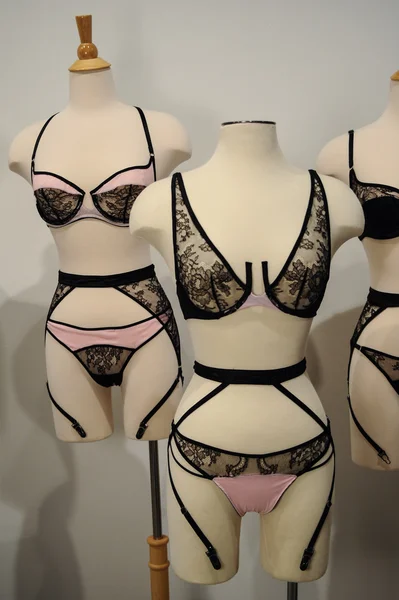 Campioni di biancheria intima sui manichini durante la presentazione della vetrina lingerie primavera 2015 — Foto Stock