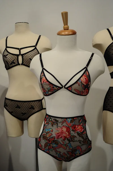 Underkläder prover på skyltdockor under våren 2015 underkläder showcase presentation — Stockfoto
