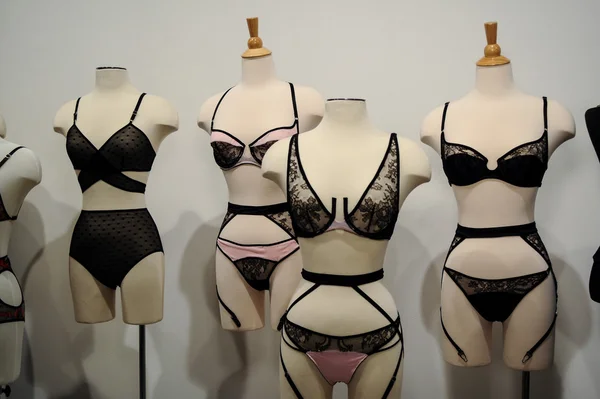 Amostras de lingerie em manequins durante a primavera 2015 apresentação da vitrine de lingerie — Fotografia de Stock