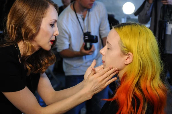 Modelos preparando-se nos bastidores com maquiagem e cabelo durante os preparativos da mostra de lingerie Made in the USA Spring 2015 — Fotografia de Stock