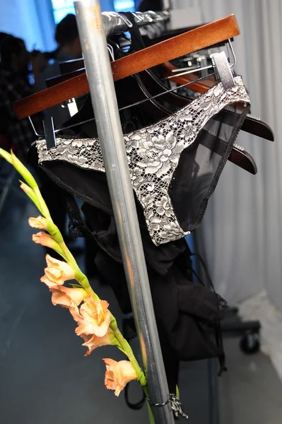 За кулисами во время подготовки к выставке нижнего белья Made in the USA Spring 2015 — стоковое фото