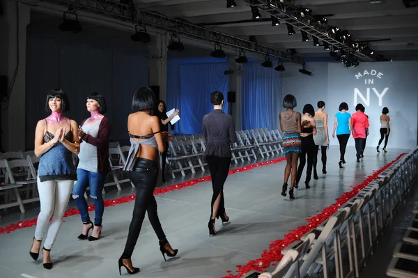 Feito nos EUA Primavera 2015 lingerie showcase preparações — Fotografia de Stock