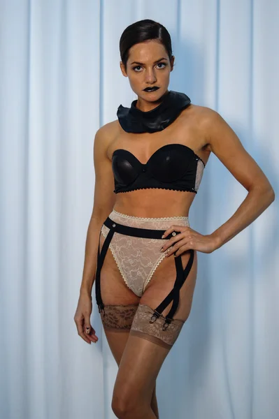 Modelos posan sexy tras bastidores durante Made in the USA Primavera 2015 lencería escaparate preparativos —  Fotos de Stock