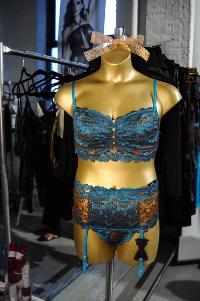 Échantillons de lingerie sur mannequins lors de la présentation de vitrine de lingerie Printemps 2015 — Photo
