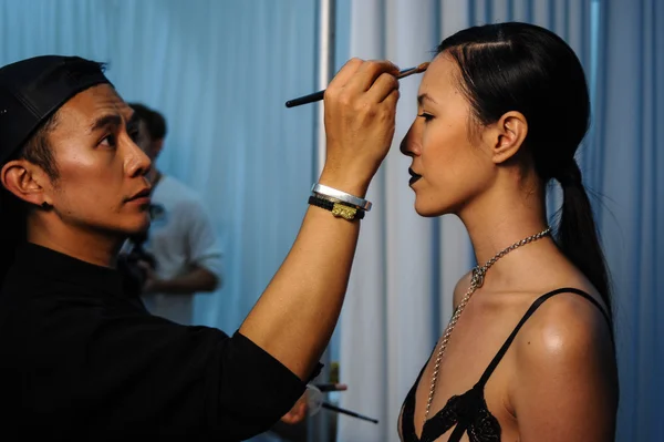 Models getting ready backstage with makeup and hair during Made in the USA Spring 2015 lingerie showcase preparations — Stock Photo, Image