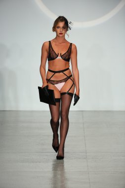 Final pist gösterisi sırasında iç çamaşırı moda