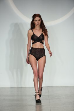 Final pist gösterisi sırasında iç çamaşırı moda