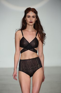 Final pist gösterisi sırasında iç çamaşırı moda