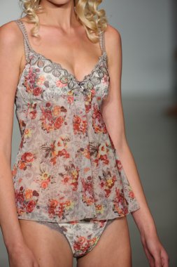 Final pist gösterisi sırasında iç çamaşırı moda