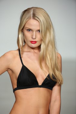 Final pist gösterisi sırasında iç çamaşırı moda