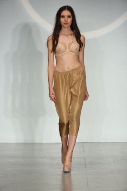 Final pist gösterisi sırasında iç çamaşırı moda