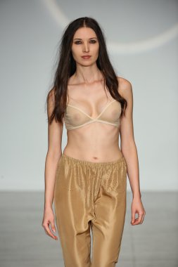 Final pist gösterisi sırasında iç çamaşırı moda