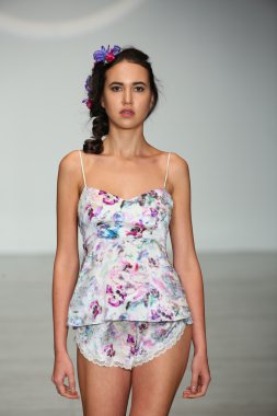 Final pist gösterisi sırasında iç çamaşırı moda