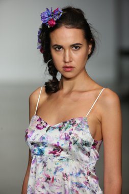 Final pist gösterisi sırasında iç çamaşırı moda