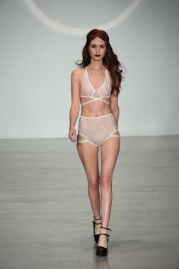 Pist finale göstermek iç çamaşırı moda haftası sırasında