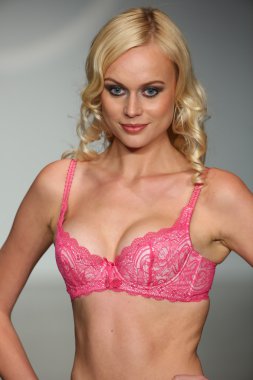 Pist finale göstermek iç çamaşırı moda haftası sırasında