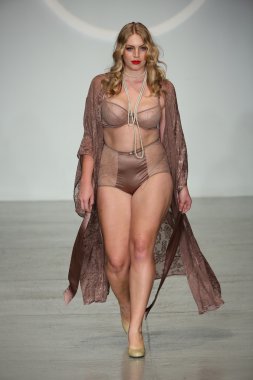 Pist finale göstermek iç çamaşırı moda haftası sırasında