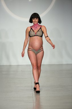 Pist finale göstermek iç çamaşırı moda haftası sırasında