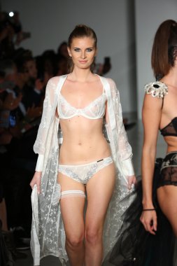 Pist finale göstermek iç çamaşırı moda haftası sırasında