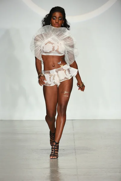 Finale start-en landingsbaan Toon tijdens Lingerie Fashion week — Stockfoto