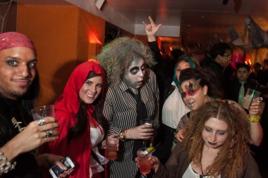 Moda parti Halloween olay sırasında