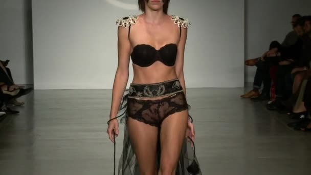 New York, Ny - 25 oktober: En modell promenader bana på finalen Runway Show under underkläder Fashion week stängning fördel våren 2015 samlingar på Center 548 på 25 oktober 2014 i New York City. — Stockvideo