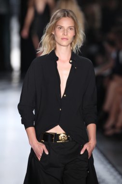 Versace 'ye Karşı 2015 Bahar Koleksiyonu