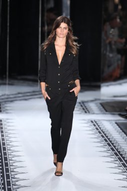 Isabeli Fontana Versace bahar Versus 2015 koleksiyonu pist yürür