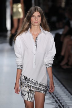 Versace 'ye Karşı 2015 Bahar Koleksiyonu