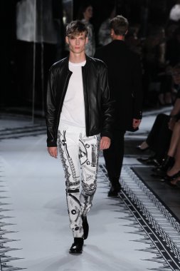 Versace 'ye Karşı 2015 Bahar Koleksiyonu