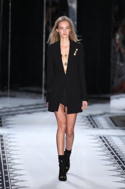 Versace 'ye Karşı 2015 Bahar Koleksiyonu