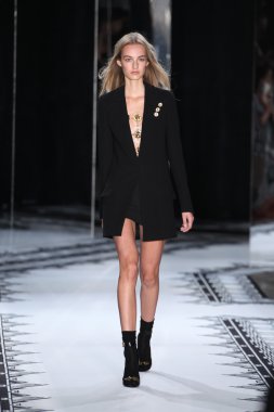 Versace 'ye Karşı 2015 Bahar Koleksiyonu