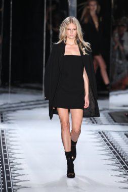 Versace 'ye Karşı 2015 Bahar Koleksiyonu