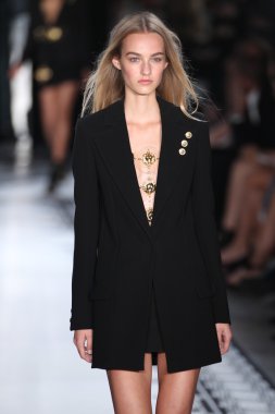 Versace 'ye Karşı 2015 Bahar Koleksiyonu