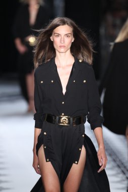 Versace 'ye Karşı 2015 Bahar Koleksiyonu