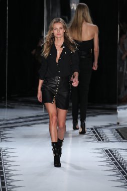 Versace 'ye Karşı 2015 Bahar Koleksiyonu