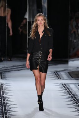 Versace 'ye Karşı 2015 Bahar Koleksiyonu